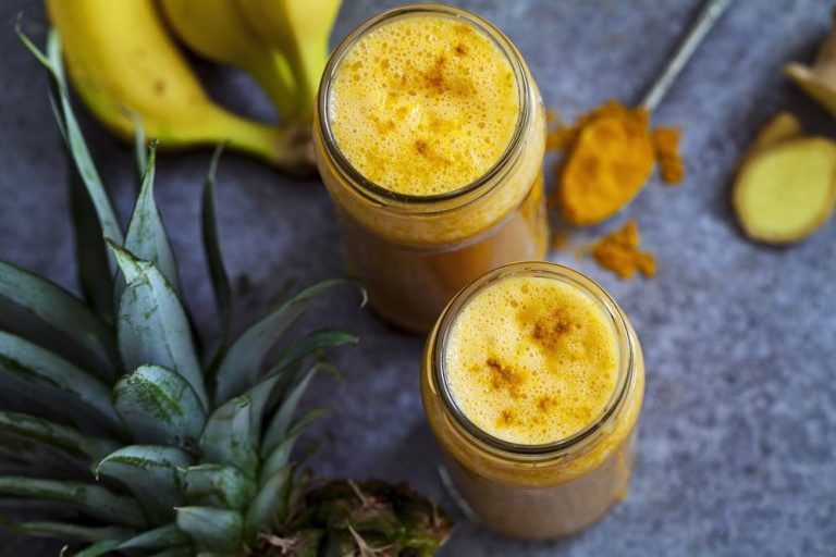 K Stlicher Bananen Smoothie Mit Karottensaft Ananas Und Ingwer