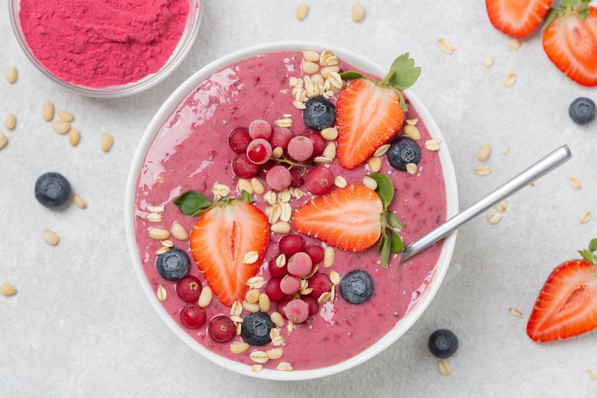 Acai Bowl mit Erdbeeren