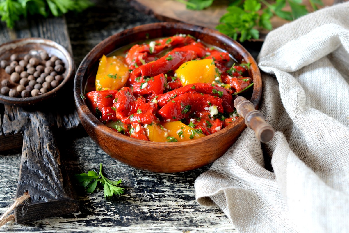 Antipasti aus gegrillter Paprika mit Knoblauch und Petersilie