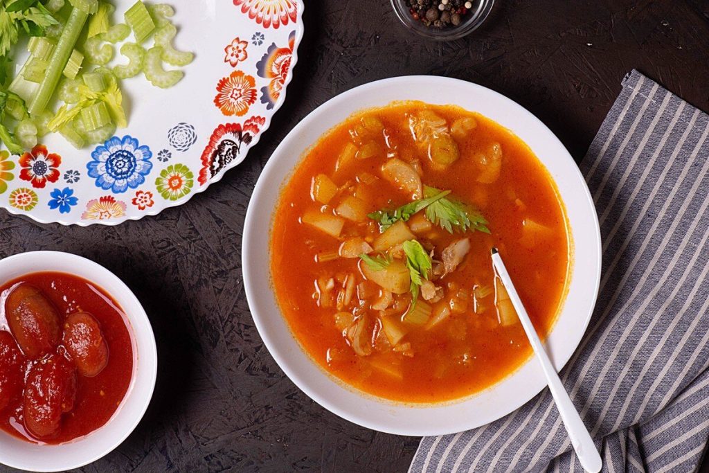 Aromatische Tomatensuppe mit Fisch und Kartoffeln