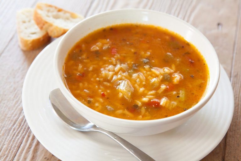 Aromatische Tomatensuppe mit Reis und Gemüse