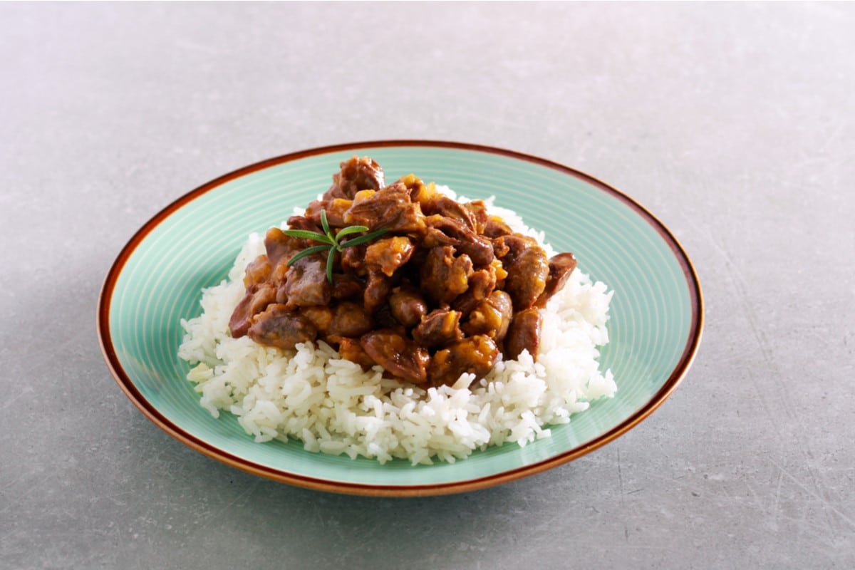 Aromatische geschmorte Hühnerherzen mit Gemüse in Tomatensauce