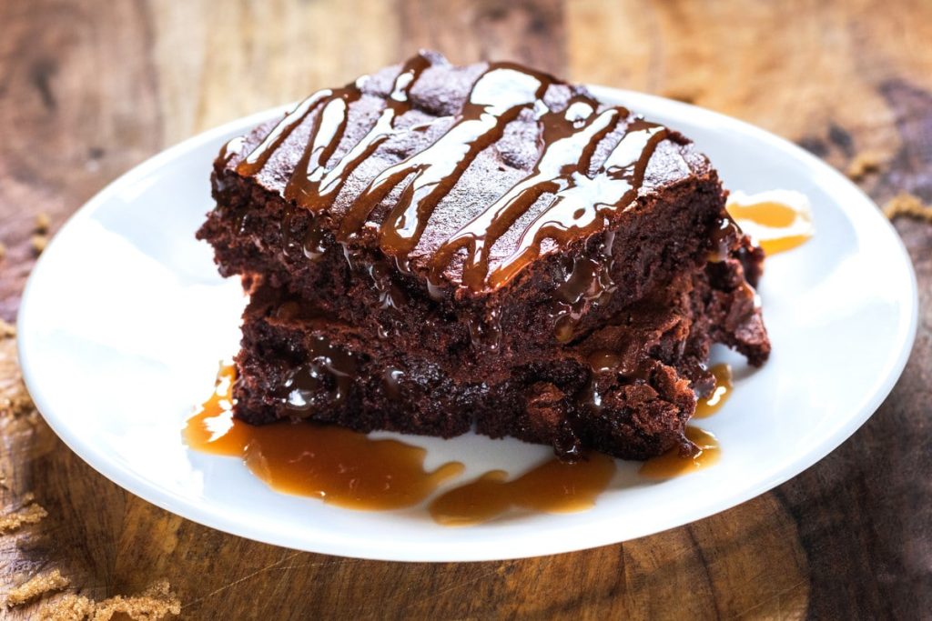 Aromatischer Brownie mit Kakao und gesalzenem Karamell