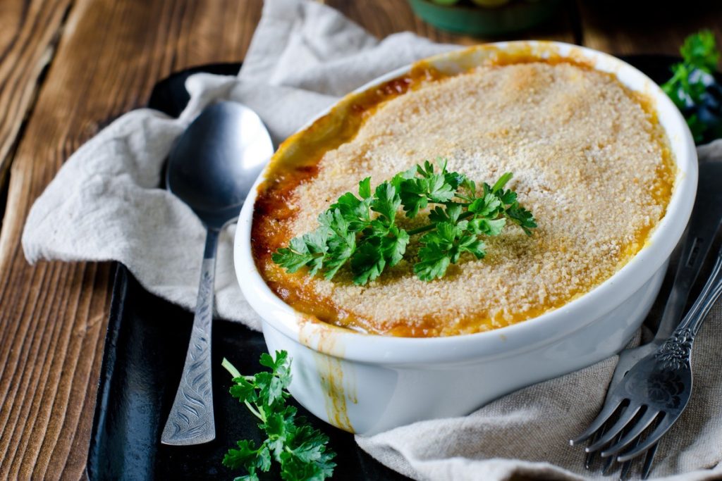 Aromatischer Kürbisauflauf mit Knoblauch und Semmelbröseln