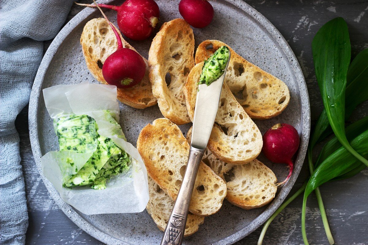 Bärlauchbutter mit Zitrone und Senf zum Frühstücksbrot oder Gegrilltem