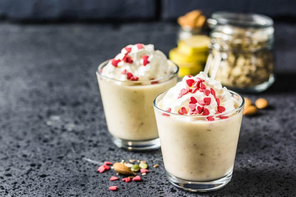 Bananen Milchshake mit Leinsamen, Erdnussbutter und Honig