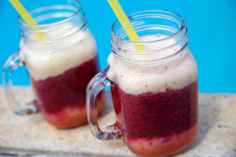 Bananen Smoothie mit Beeren zum Frühstück