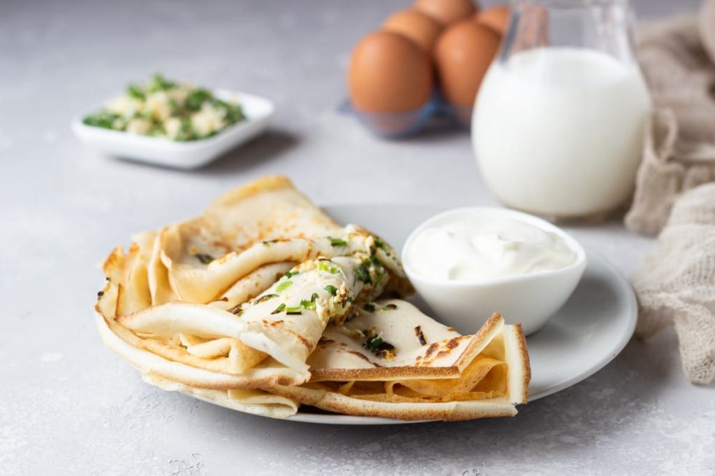 Belegte Pfannkuchen mit Schnittlauch und gekochten Eiern