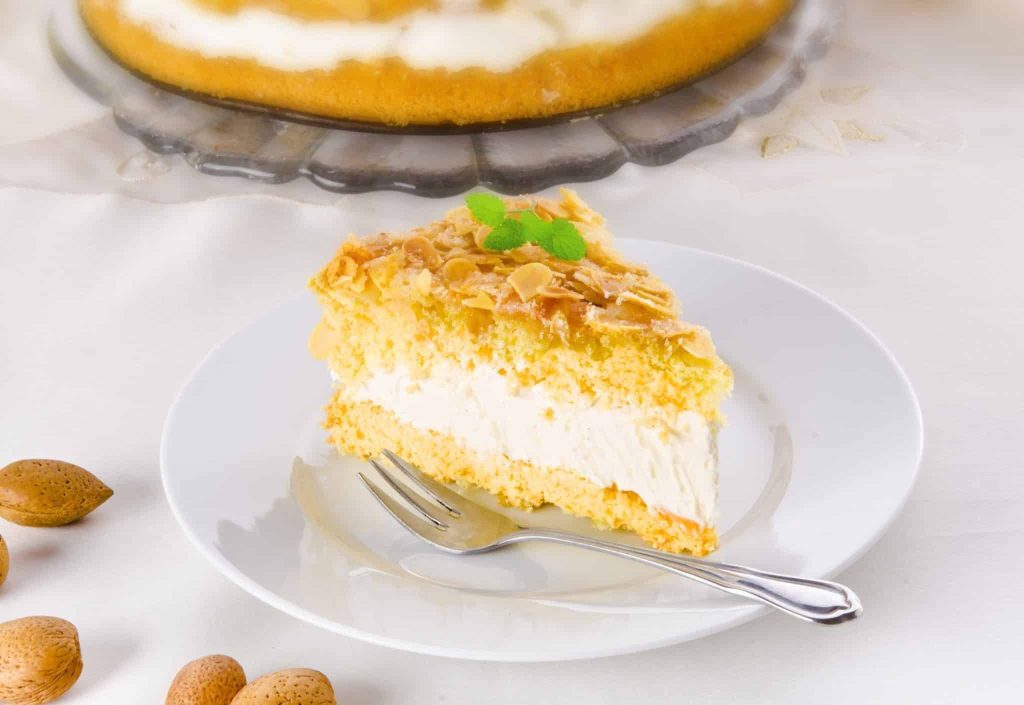 Bienenstich Kuchen mit Vanillepuddingcreme und Mandeln