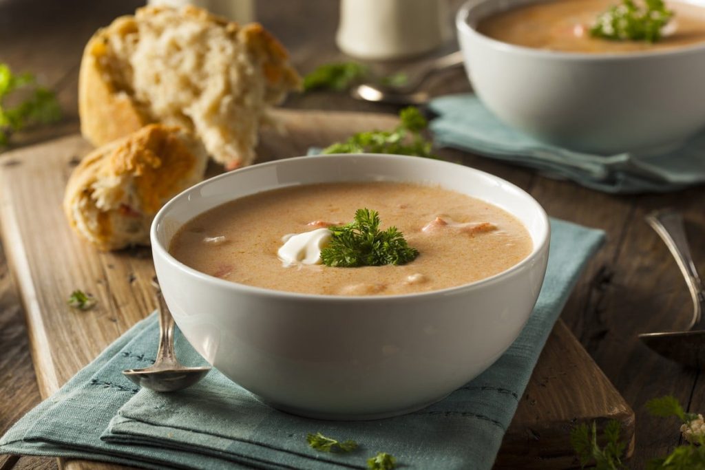 Bisque – Cremige Meeresfrüchtesuppe mit Schnittlauch und Sellerie