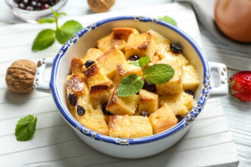 Süßer Apfelauflauf mit Zwieback als Dessert