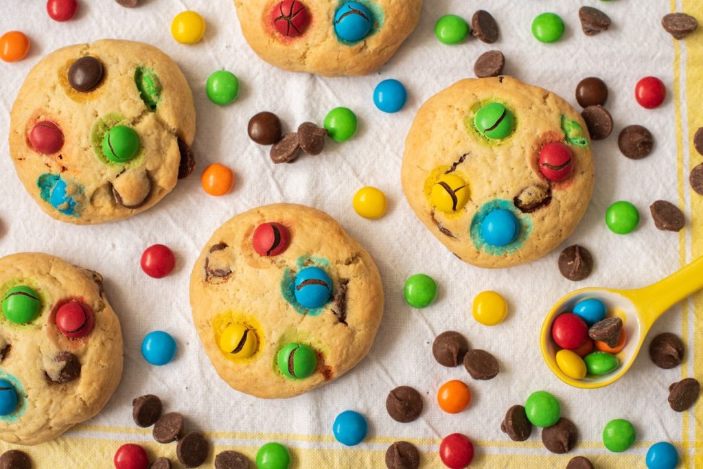 Bunte Cookies mit Schokolinsen zum Fasching