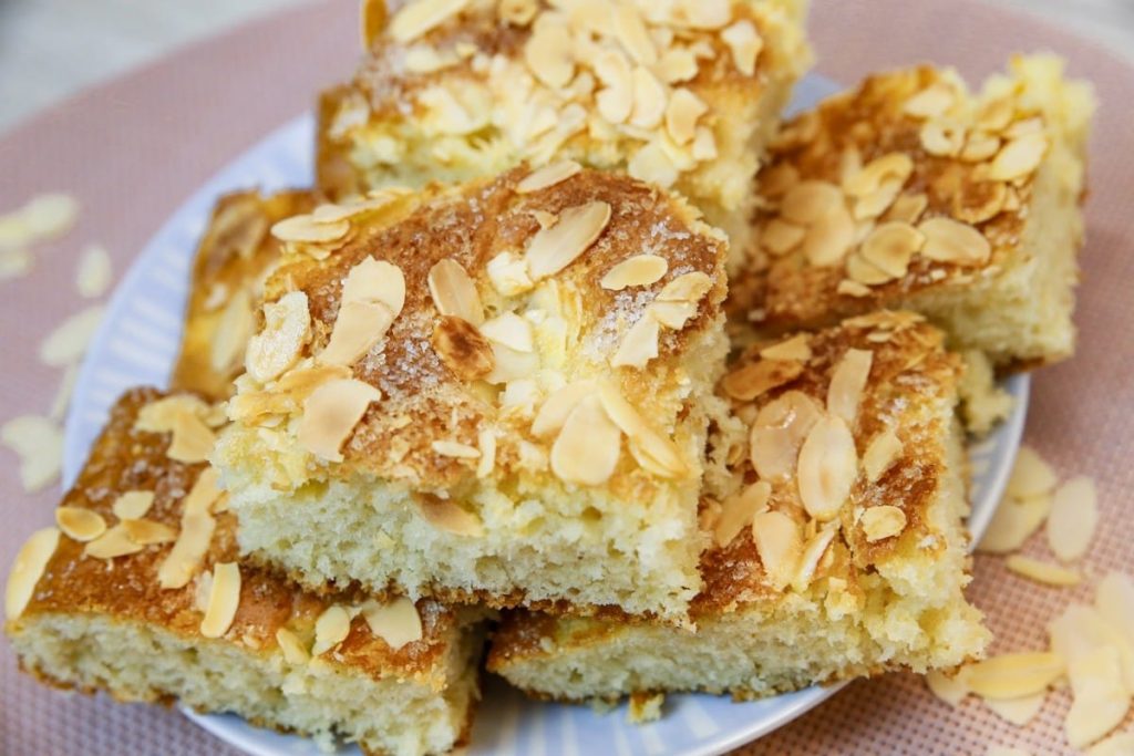 Butterkuchen mit Mandeln und Sahne vom Blech