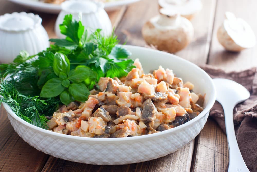 Champignonsalat mit Eiern und Hähnchen