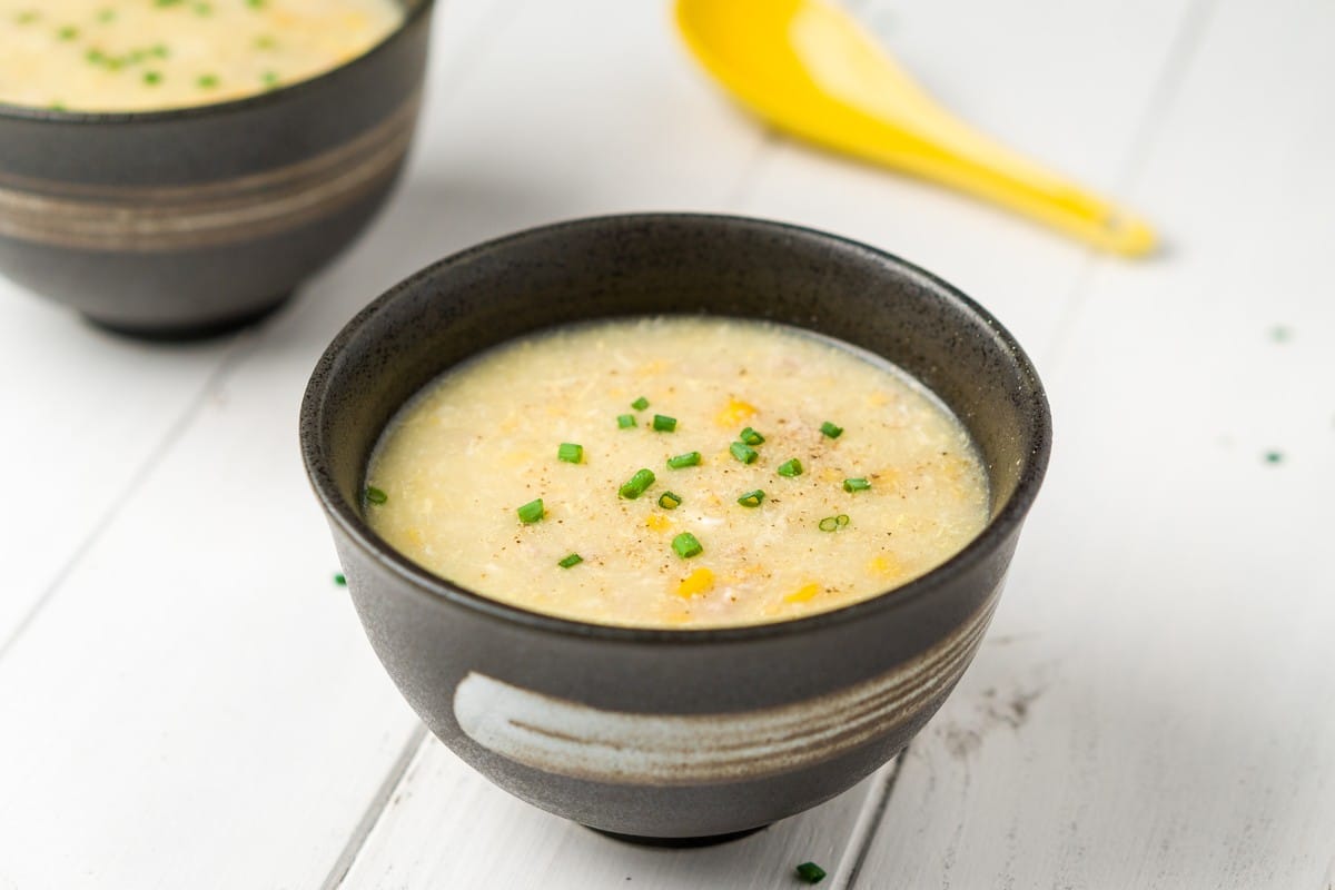 Chinesische Suppe mit Hähnchenhackfleisch und Mais