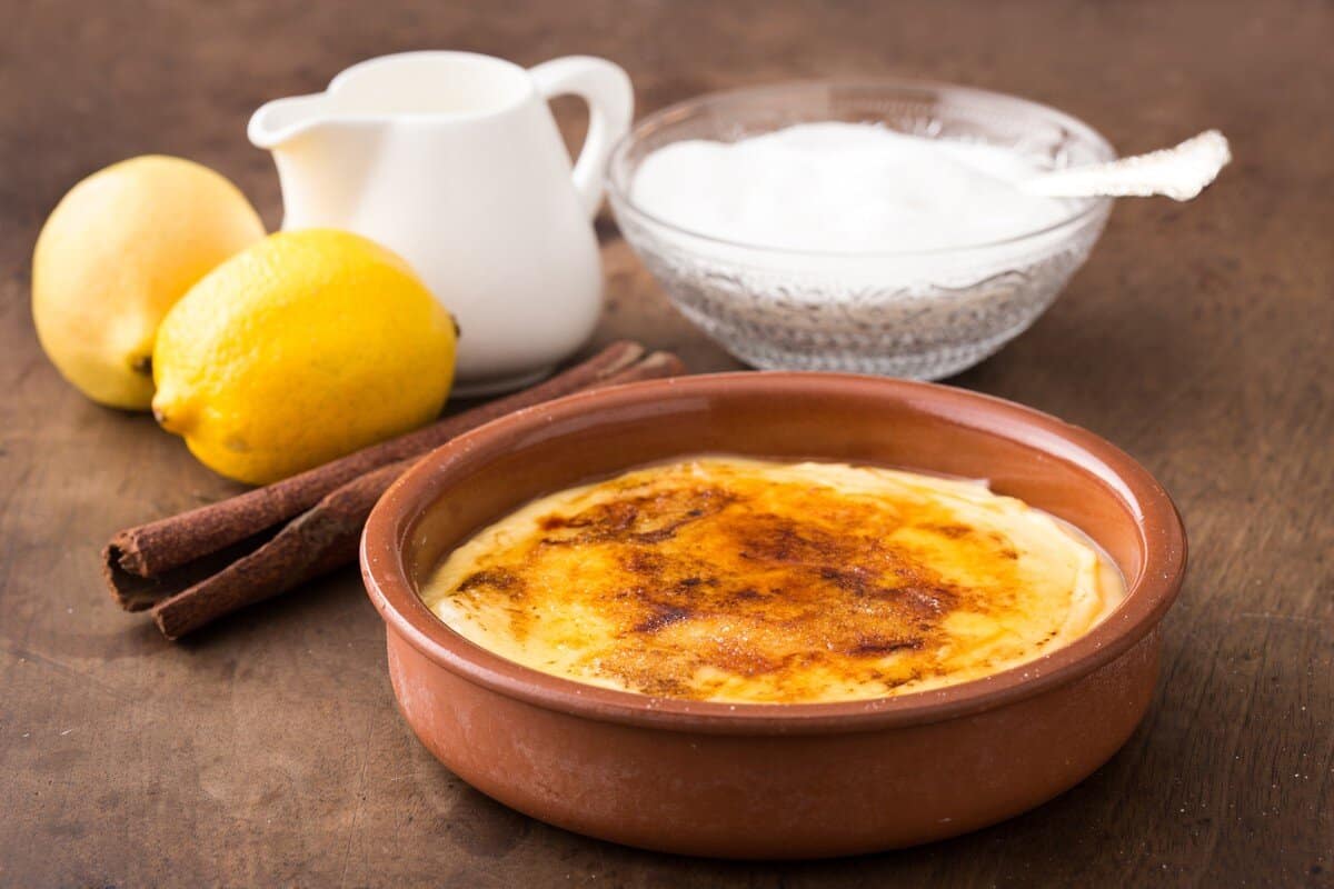 Crema catalana - delikates Milchdessert mit Zimt und Zitrone