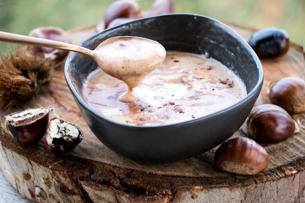 Cremige Maronensuppe mit Hühnerbrühe und Sahne