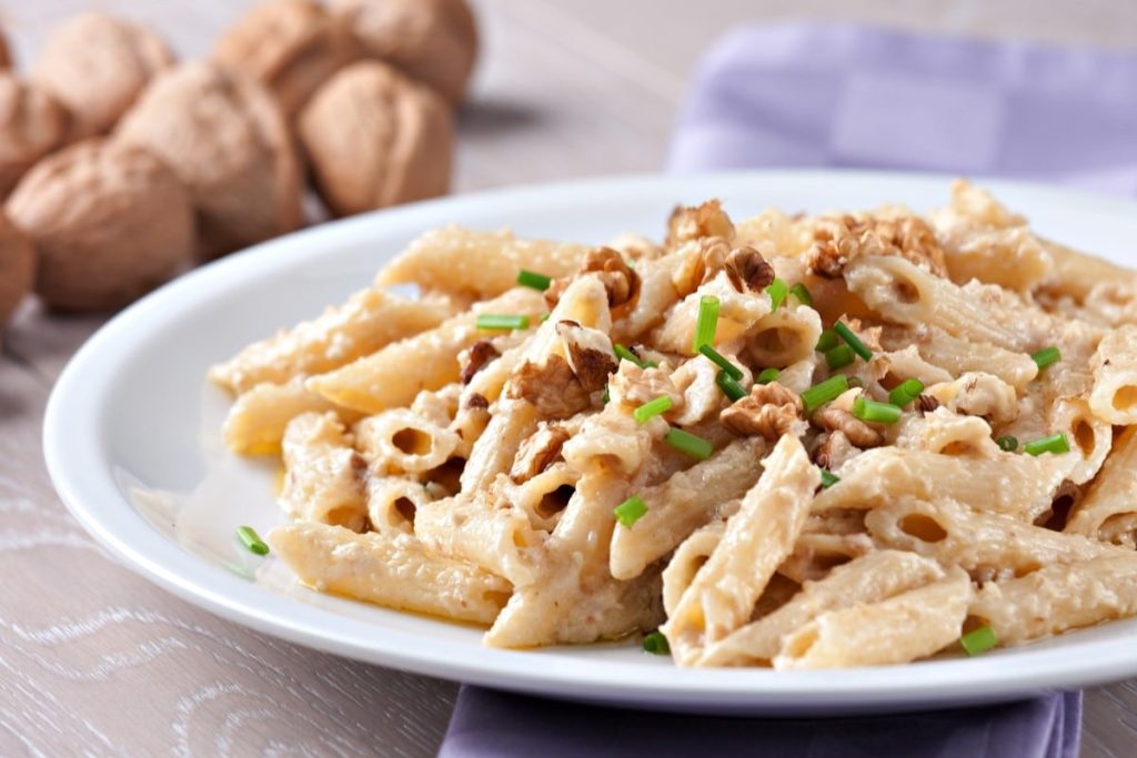 Cremige Pasta Mit Nusssoße, Knoblauch Und Parmesan