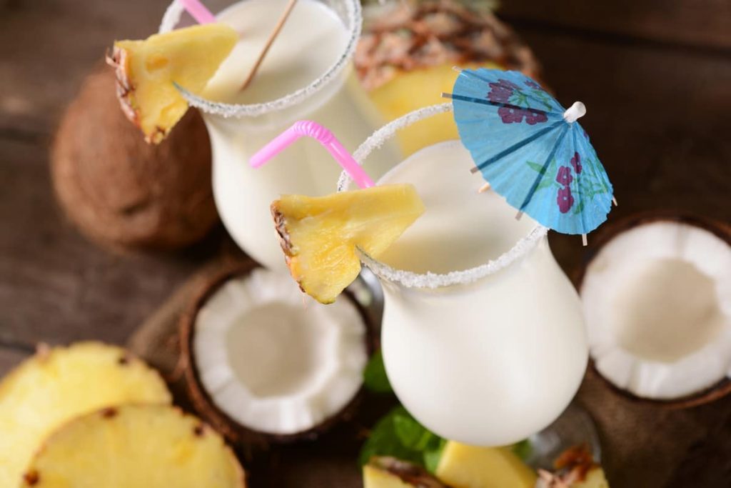 Klassischer Cocktail Pina Colada mit Rum, Kokosmilch und Ananassaft