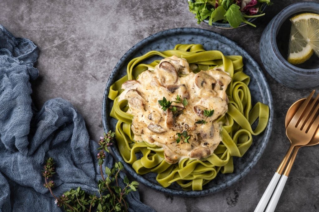 Delikate Champignonsauce mit Knoblauch und Parmesan zu Nudeln