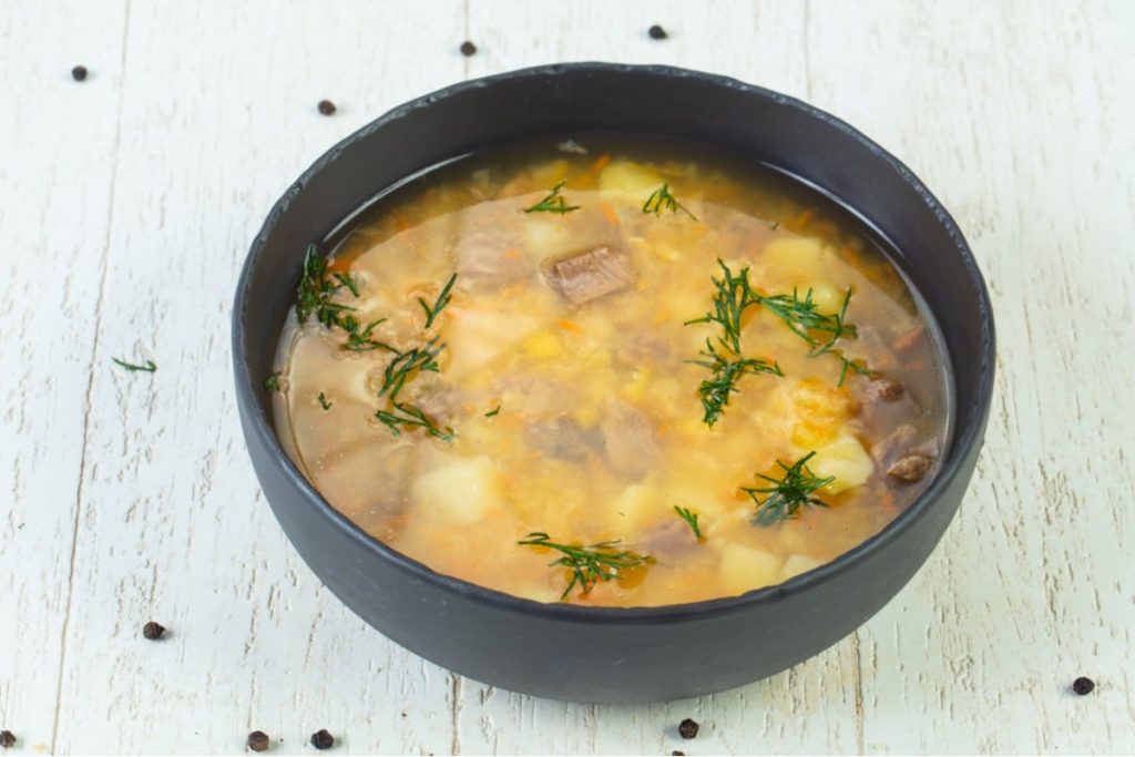 Dicke Erbsensuppe mit Rindfleisch und Gemüse