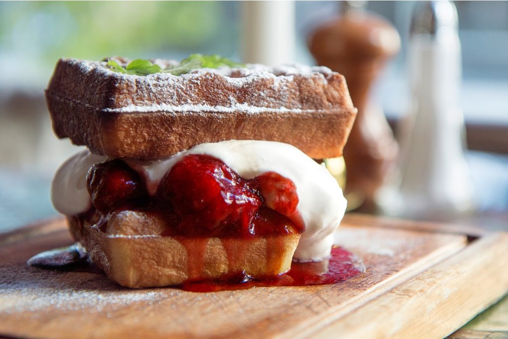 Dicke belgische Waffeln mit Erdbeeren und Sahne