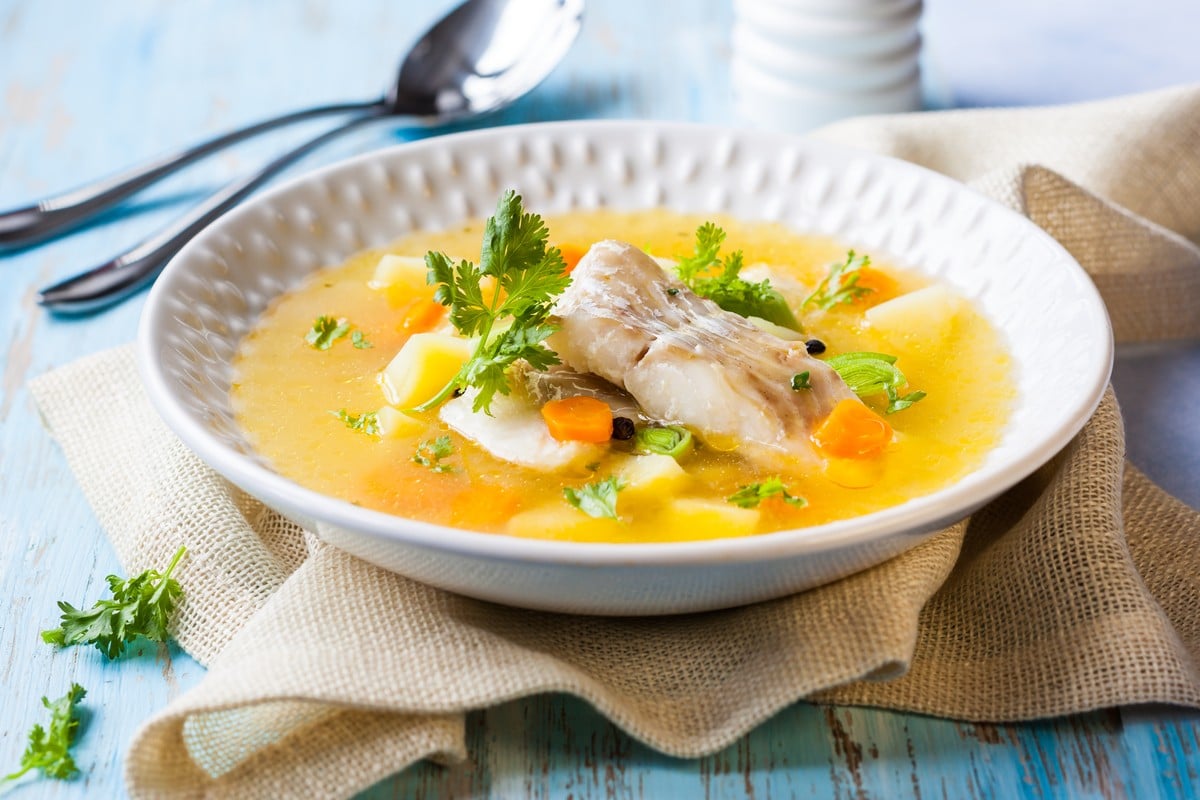 Einfache Kartoffelsuppe mit Kabeljau und Karotten