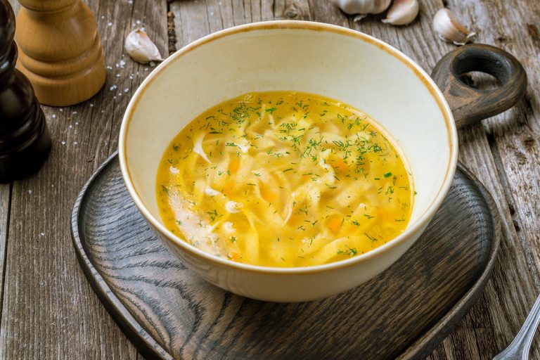 Herzhafte Nudelsuppe mit Kartoffeln, Hühnerleber und Gemüse