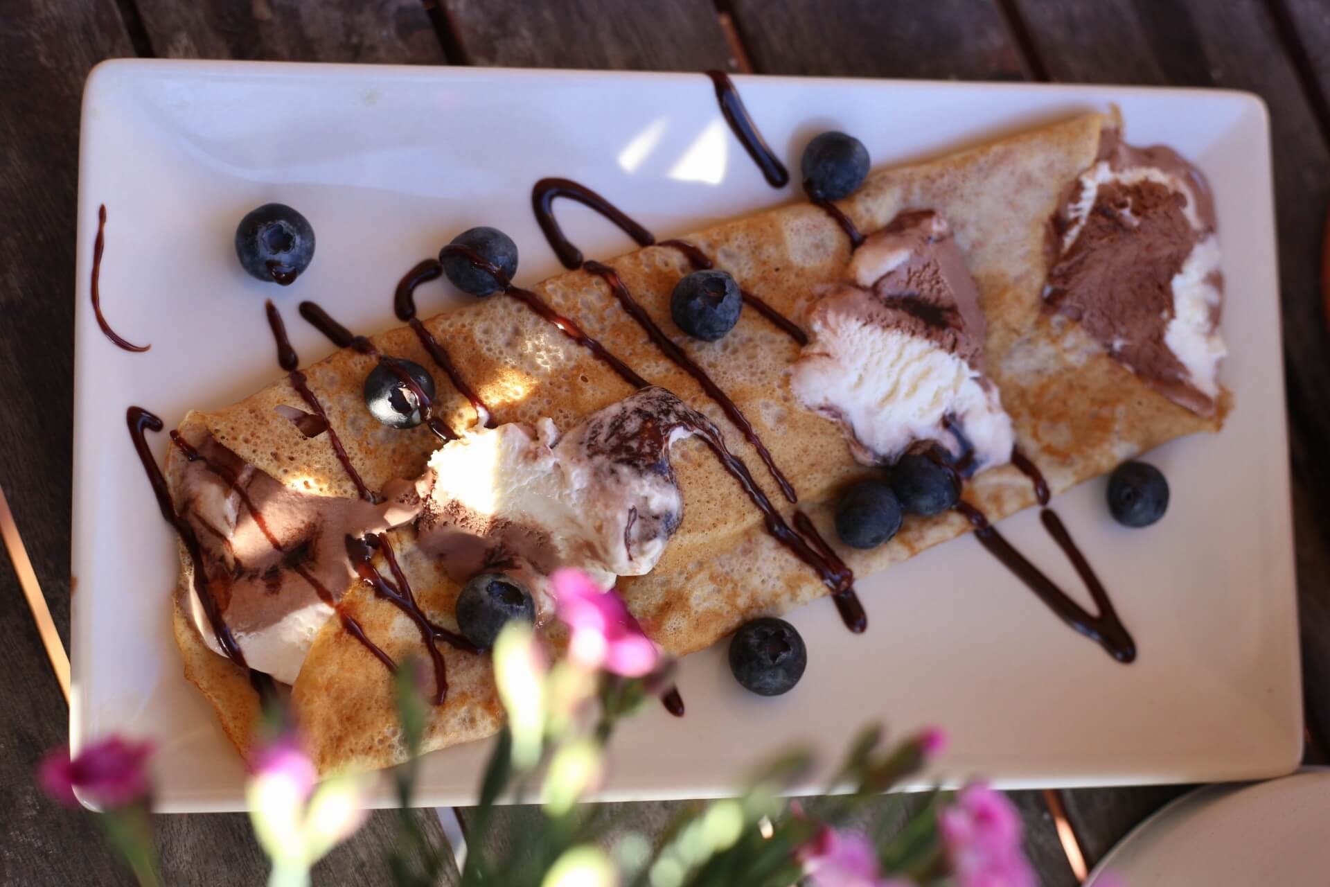 Einfache Pfannkuchen mit Schokoeis - Sommerdessert