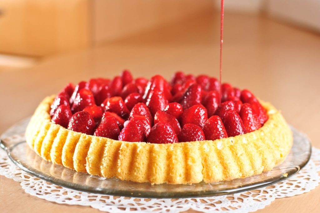 Einfacher Erdbeerkuchen mit Biskuitboden und Tortenguss