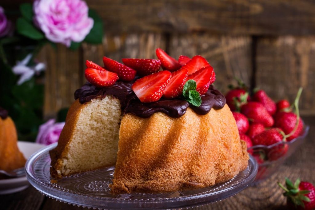 Einfacher aromatischer Zitronenkuchen Gugelhupf mit Zuckerglasur