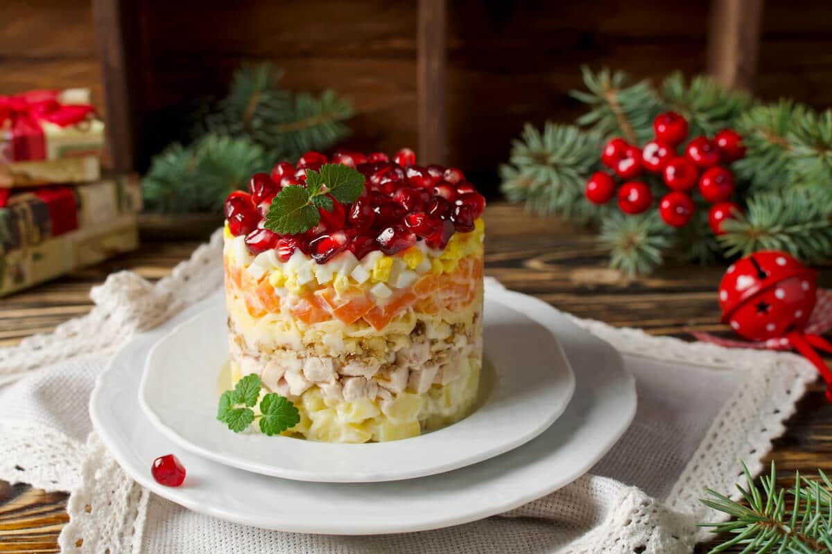 Einfacher Schichtsalat mit Hähnchen