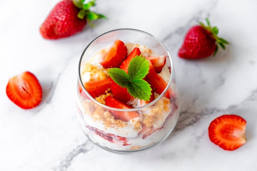 Erdbeer Cheesecake Nachtisch im Glas mit Zitrone