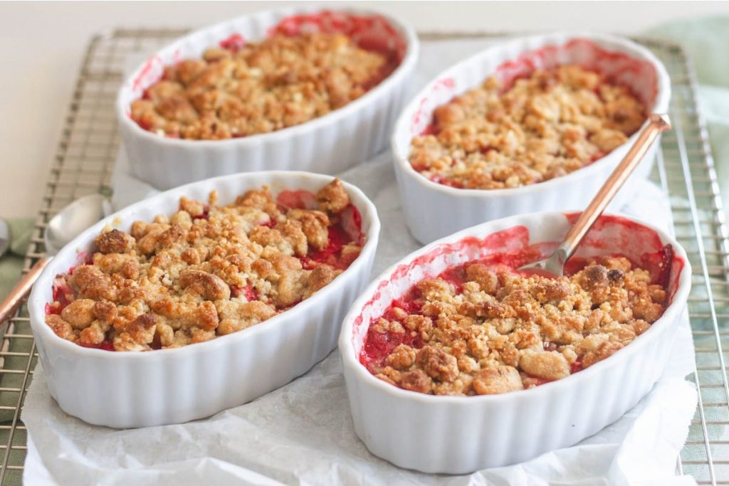 Erdbeer Crumble mit Vanilleeis als Dessert