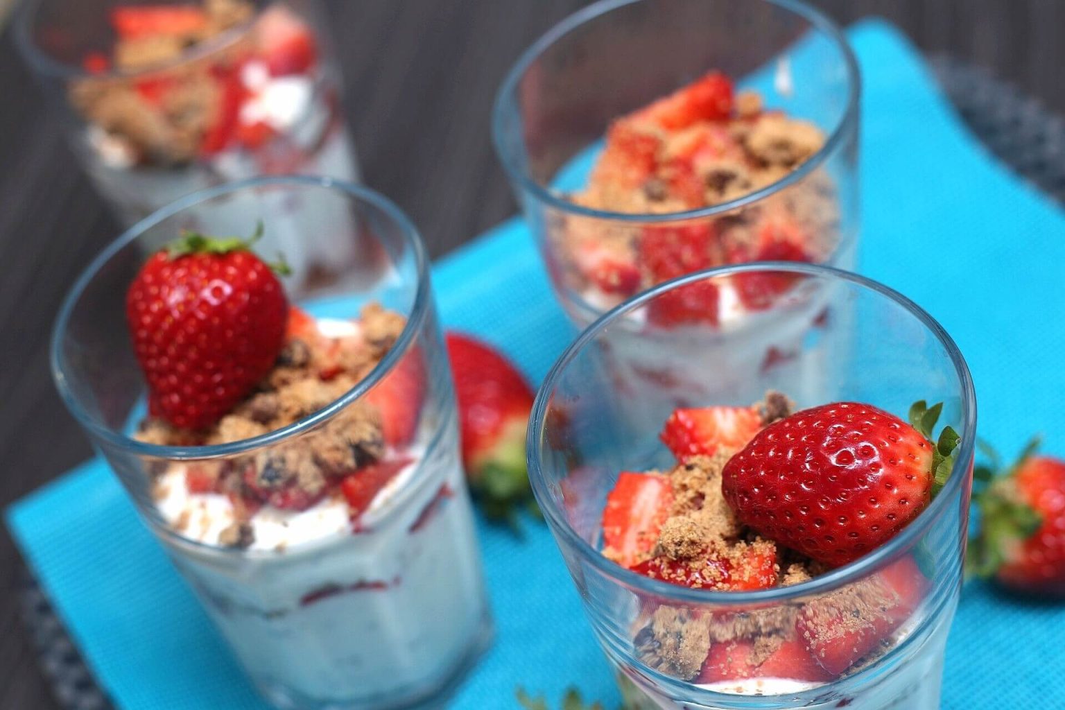 Erdbeer Dessert mit Quark, Sahne und Schokolade