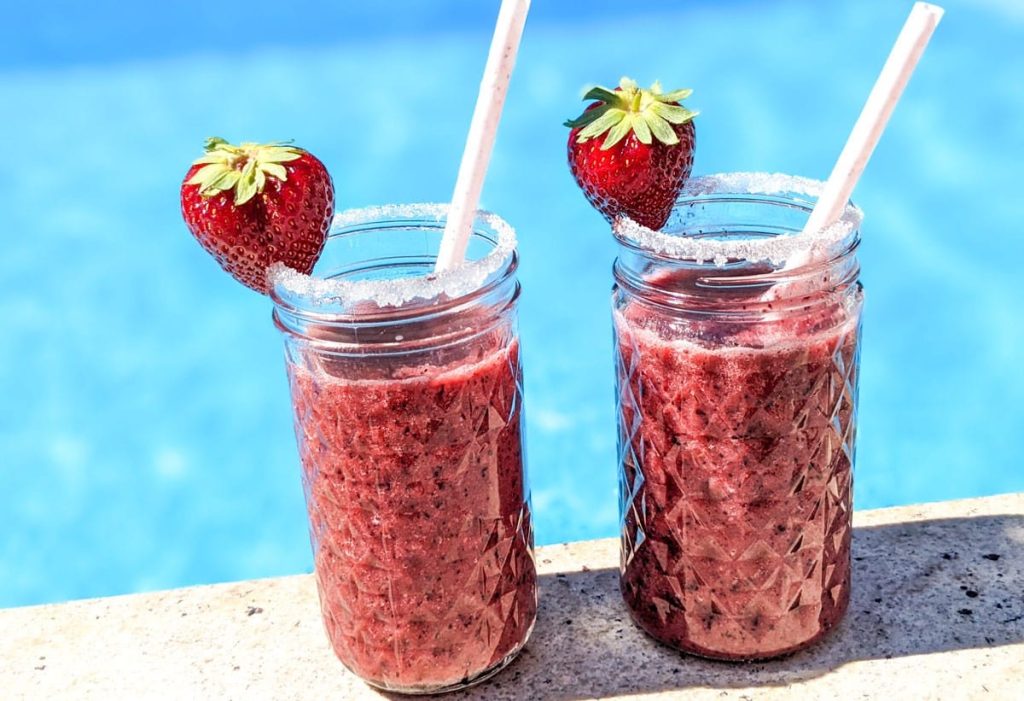 Erdbeer Smoothie mit Blaubeeren und Banane