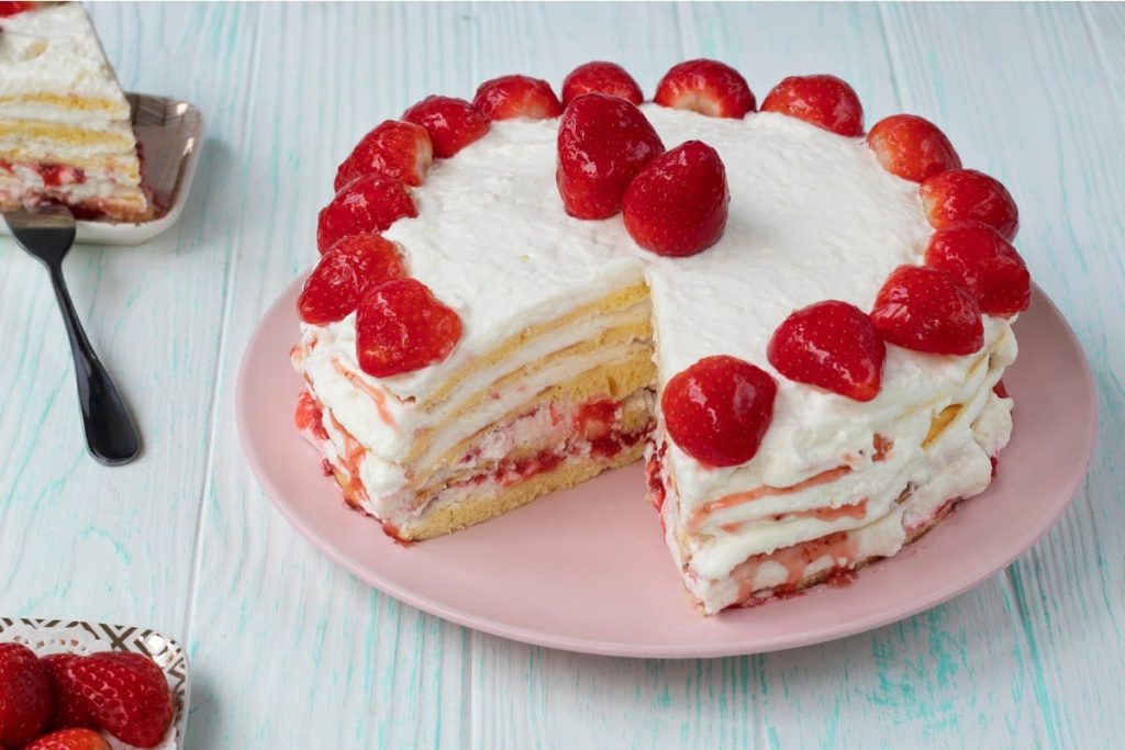 Erdbeertorte mit cremigem Zitronenquark und Biskuit