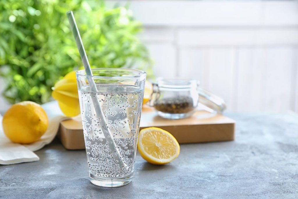 Erfrischendes Chia Wasser mit Zitronensaft