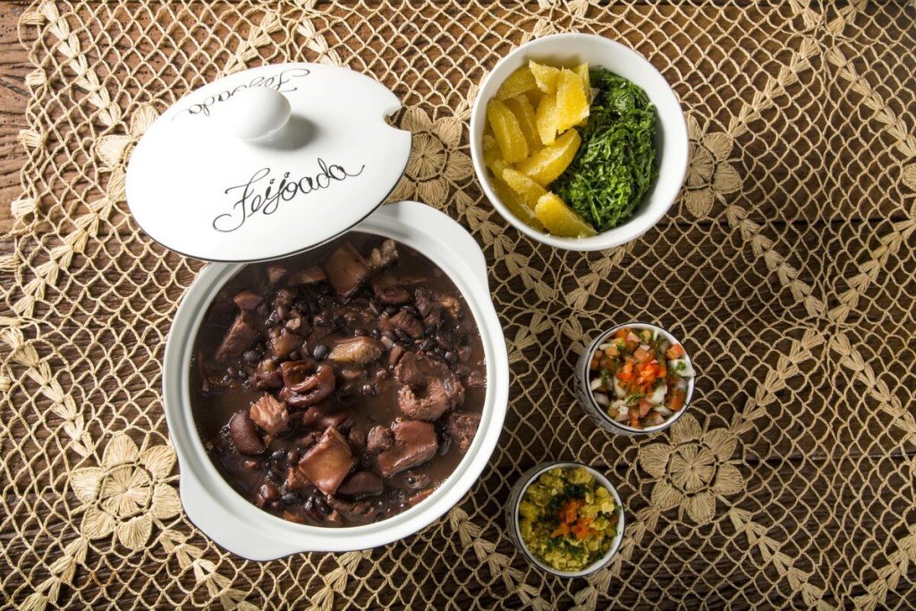 Feijoada - Bohneneintopf aus schwarzen Bohnen