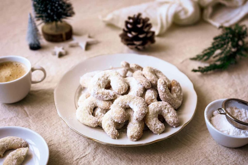 Feine Vanillekipferl mit Puddingpulver und Mandeln