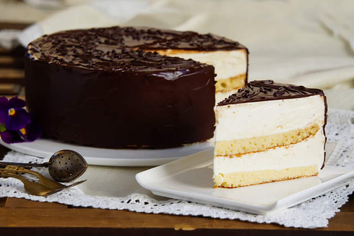 Festliche Schokotorte mit Milchmädchen Creme und Souffle