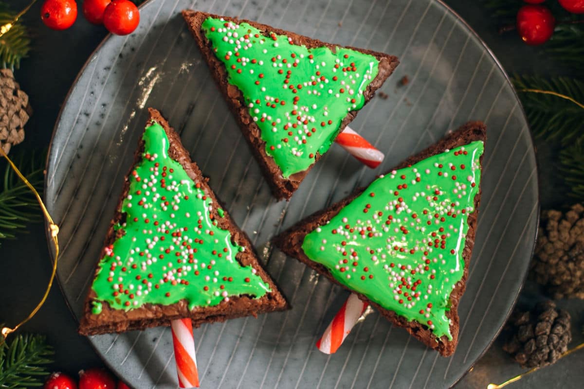 Festliche Tannenbäume aus Schokokuchen mit Zuckerguss