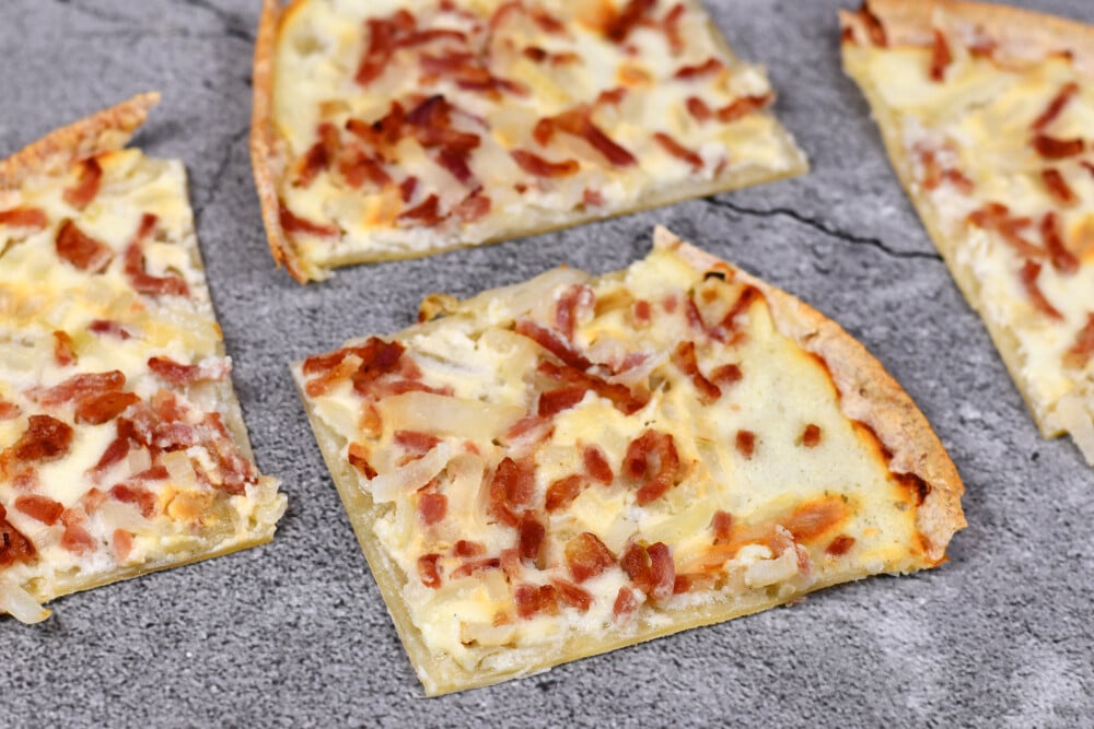 Flammkuchen mit Speck und Zwiebeln