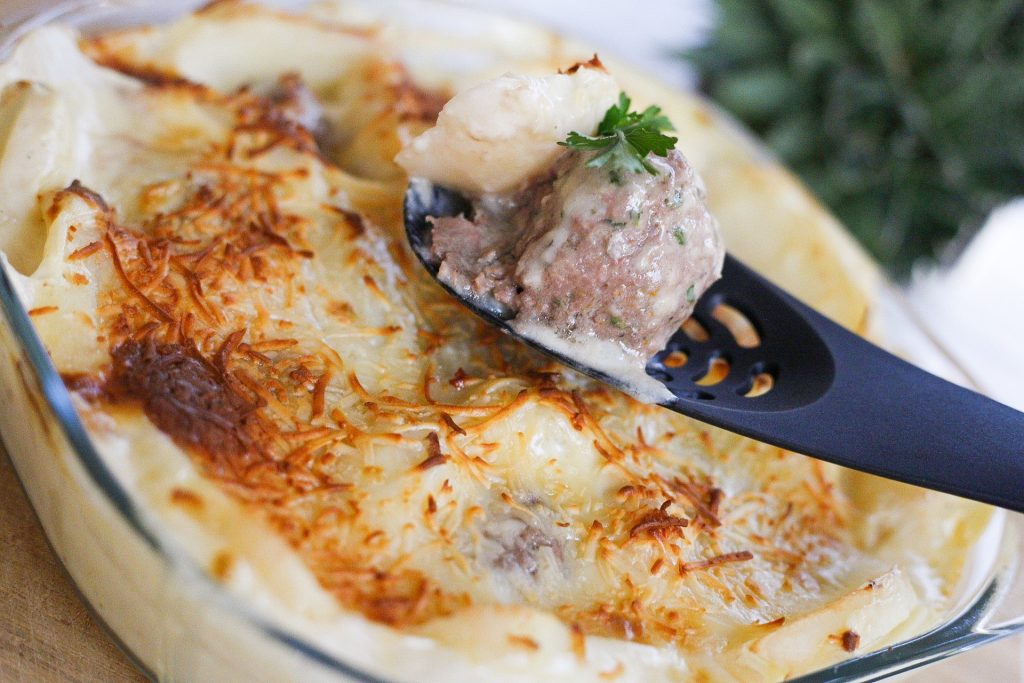 Fleischbällchen mit Kartoffeln in Béchamelsauce aus dem Ofen