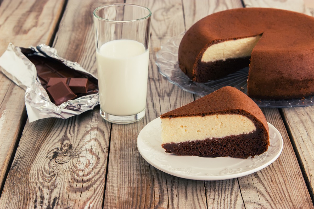 Fluffiger Käsekuchen mit Schokoteig und Quarkfüllung