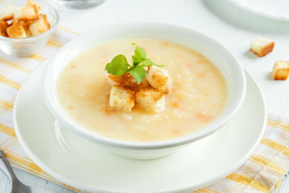 Französische Käsesuppe mit Hähnchenfleisch und Kartoffeln