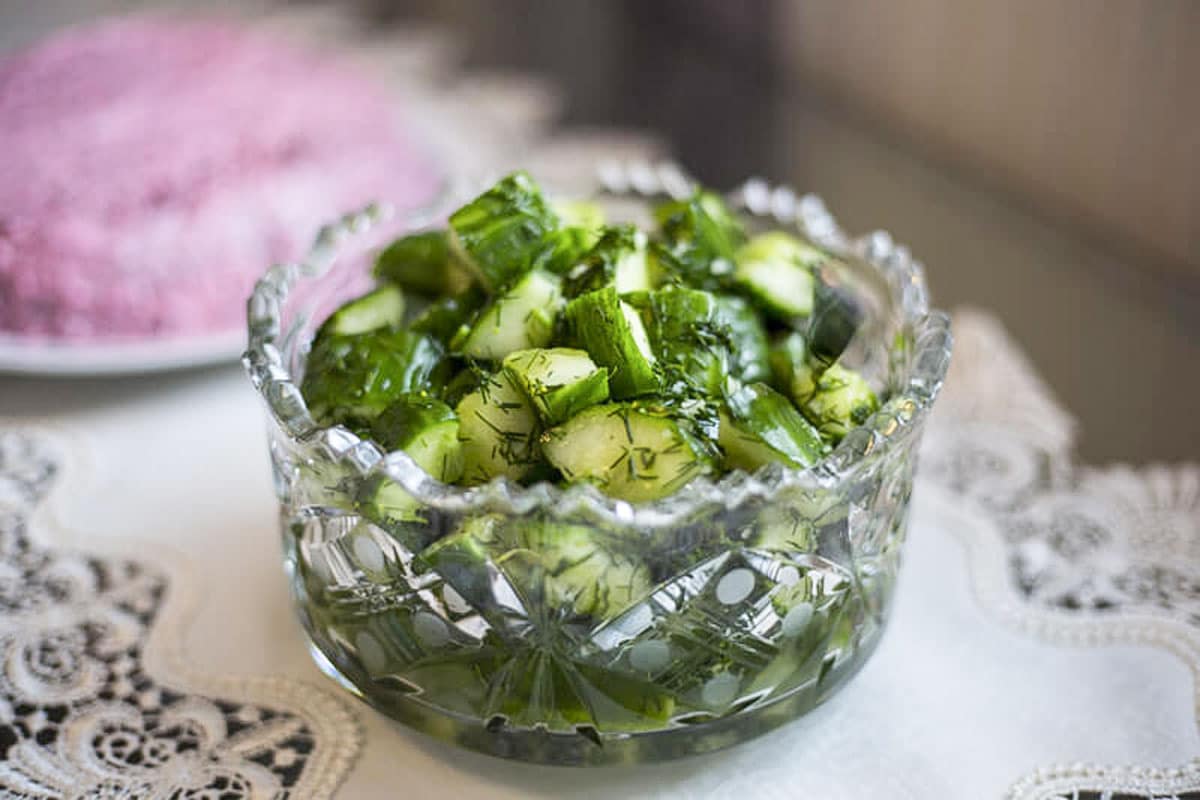 Frischer Gurkensalat mit Dill und Knoblauch zum Gegrillten