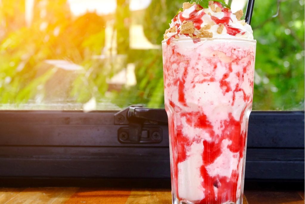 Fruchtiger Erdbeer Milchshake mit Eiscreme