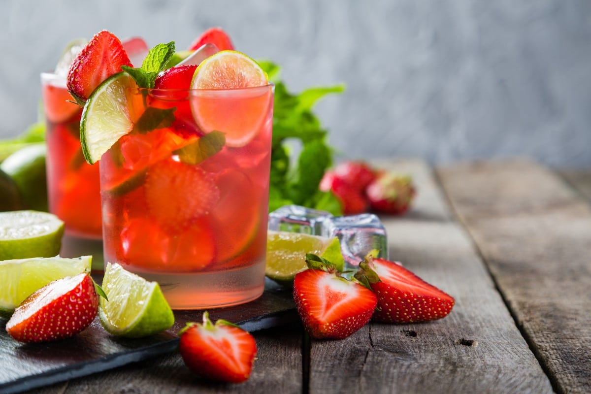 Fruchtiger Erdbeer Mojito mit Rum und Minze