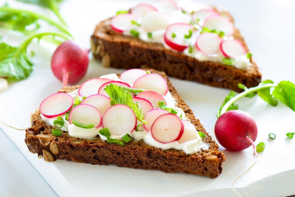 Frühstücksbrot mit Radieschen und Frischkäse - Tolle Frühstücksidee